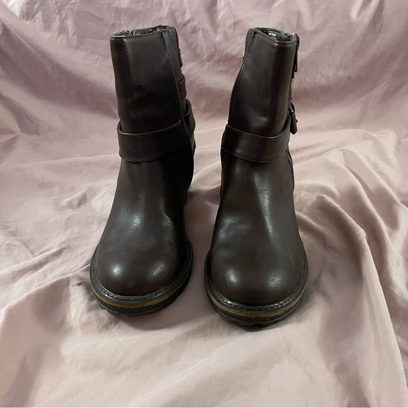 White mountain brand. Size 8.5 Brown. Never worn - Picture 2 of 3